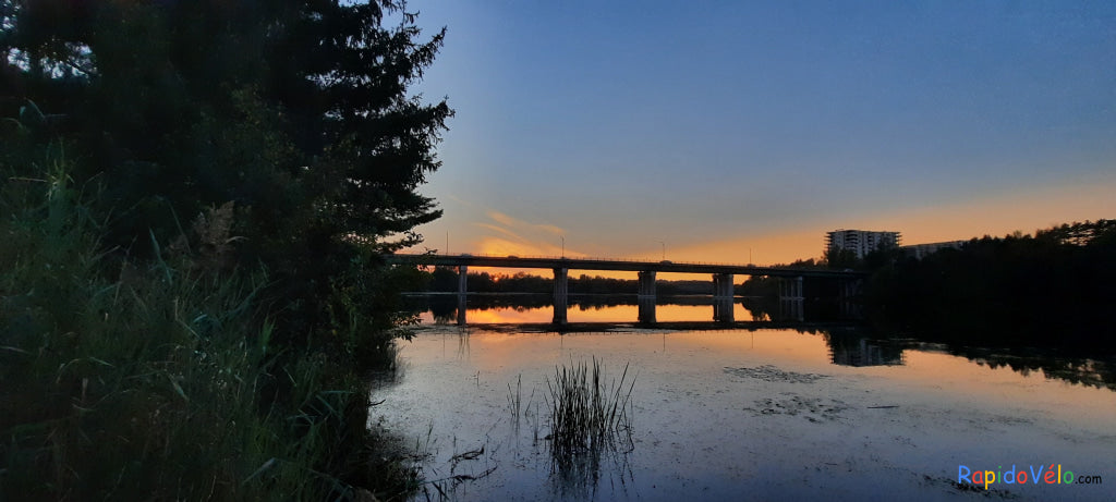 2022-09-10 18:56 Crépuscule Au Pont Jacques-Cartier De Sherbrooke (Vue P1)