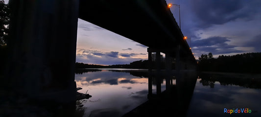 Crépuscule Du 21 Septembre 2021 19H05 (Vue Souche Ouest) Rivière Magog À Sherbrooke. Pont