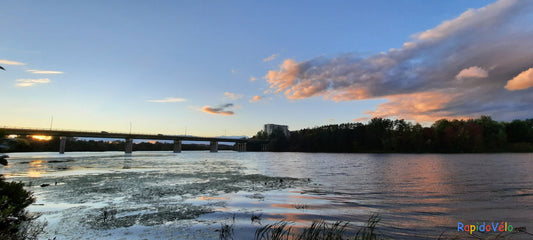 Crépuscule Du 26 Septembre 2021 18H27 (Vue Ep1) Rivière Magog À Sherbrooke. Pont Jacques Cartier