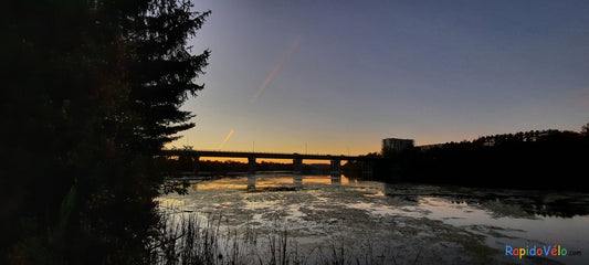 Crépuscule Du 6 Octobre 2021 18H31 (Vue P1)  Rivière Magog À Sherbrooke. Pont Jacques Cartier.