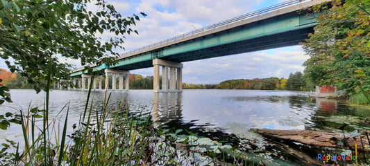 1 Octobre 2021 17H24 (Vue K1) Rivière Magog À Sherbrooke. Pont Jacques Cartier.