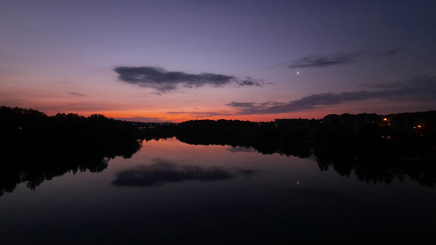 Trouve La Lune Aube Du 5 Juin 2021 (Vue Sure) 4H31 Sherbrooke Nuages