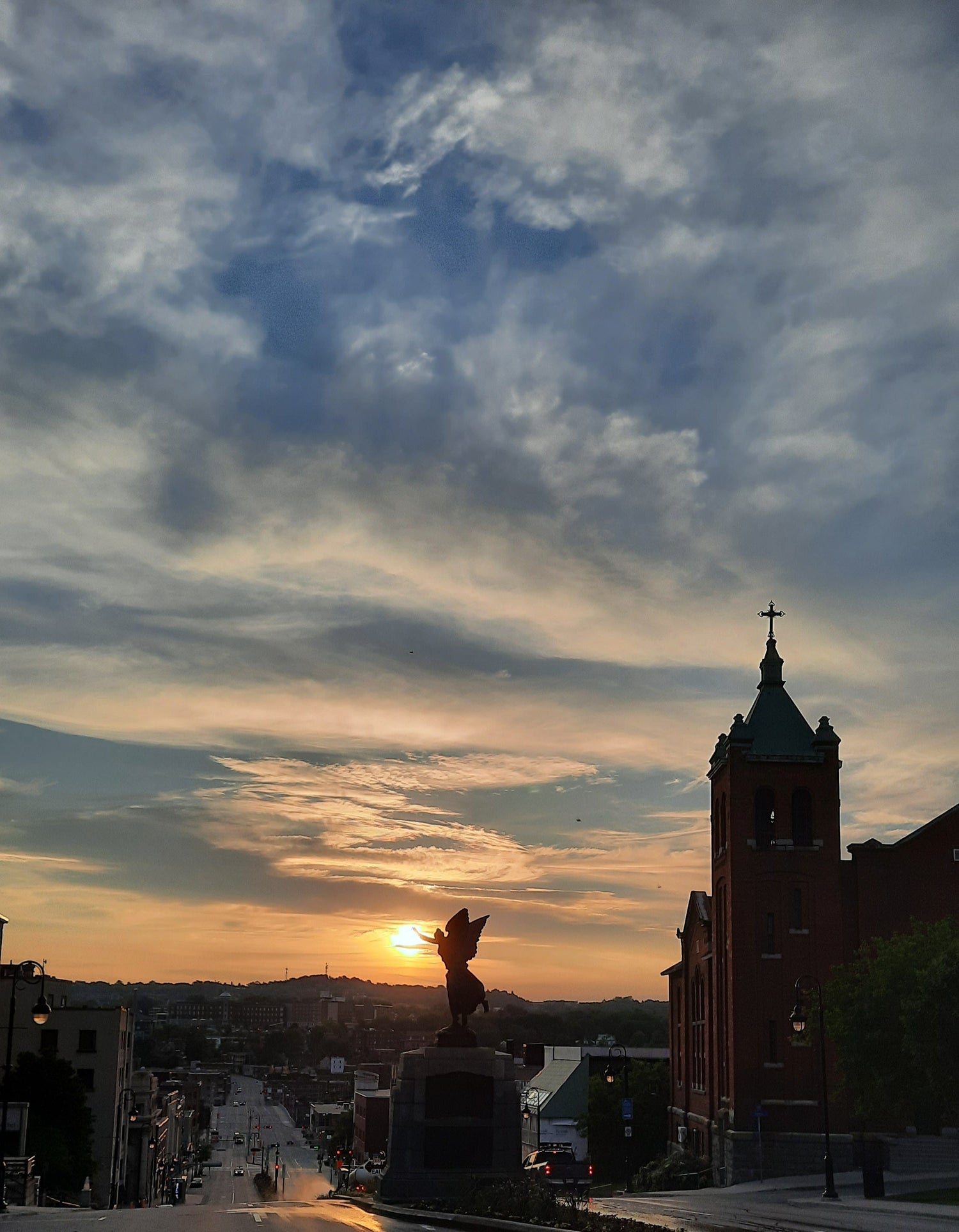 Toucher Au Soleil De Sherbrooke Le 8 Juin 2021 (Vue King) 5H36 Cénotaphe