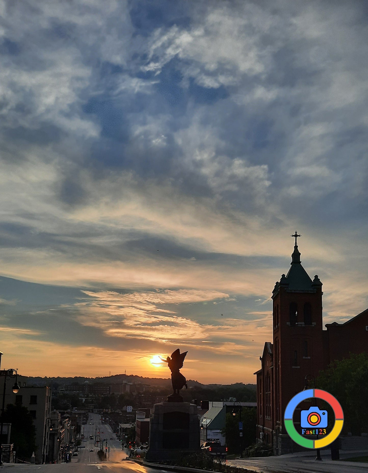 Toucher Au Soleil De Sherbrooke Le 8 Juin 2021 (Vue King) 5H36 Cénotaphe