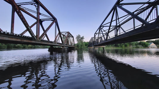 Le Pont Noir Et La Passerelle Pour Les Piétons Cyclistes