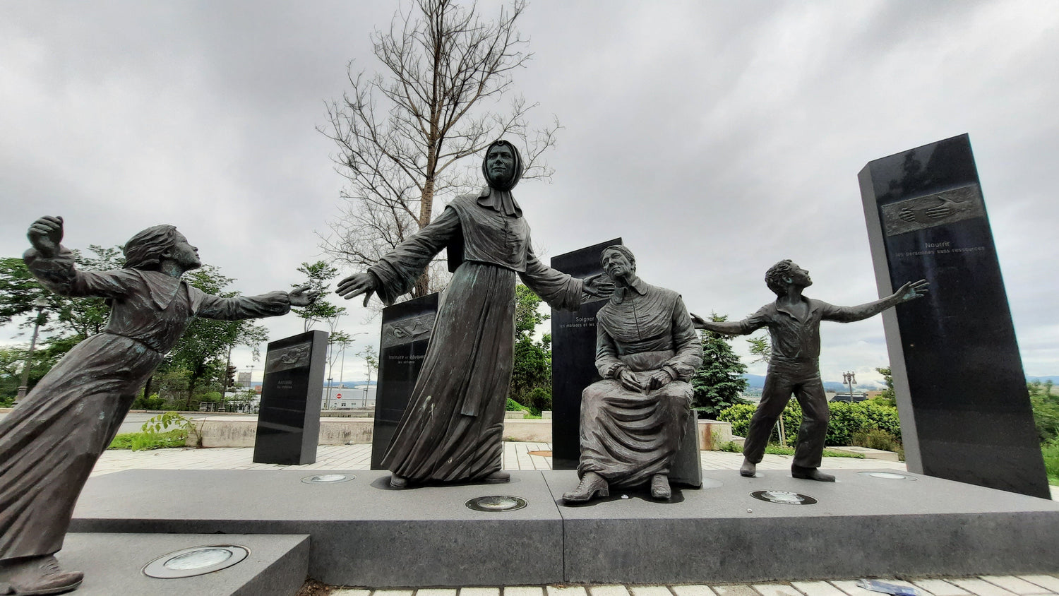 Trouve Ce Qui Cloche Dans Cette Sculpture Intitulée Accueillir Les Orphelins 28 Juin 2021 (Jour 6)