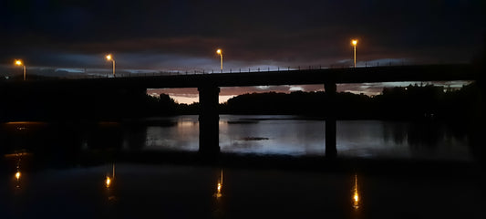Noir Du 28 Août 2021 5H11 (Vue T1) Pont Jacques Cartier De Sherbrooke Et Rivière Magog. Les Lumières