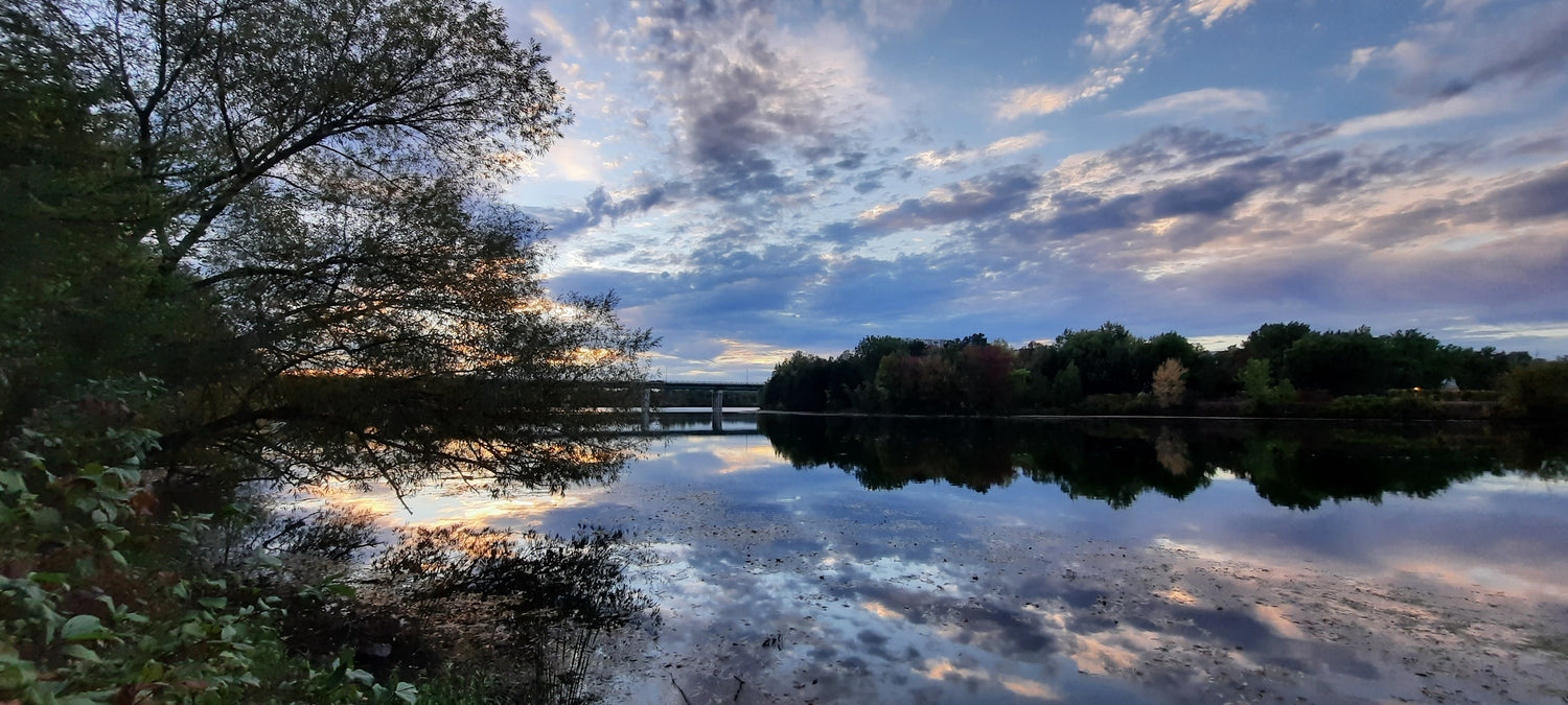 Réflexion Du 22 Septembre 2021 18H14 (Vue S1) Rivière Magog À Sherbrooke. Pont Jacques Cartier