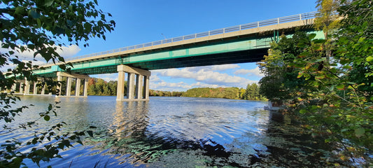 26 Septembre 2021 16H54 (Vue K1) Rivière Magog À Sherbrooke. Pont Jacques Cartier Ciel Bleu