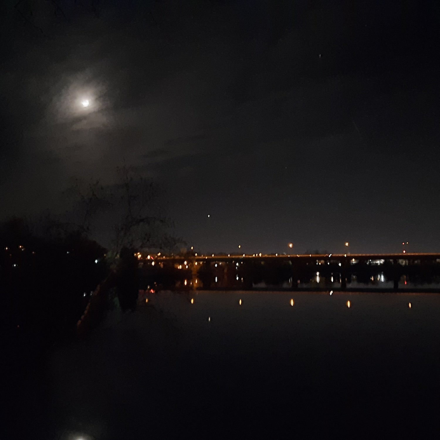 2021-11-12 22:27 La Lune De Sherbrooke (Vue 2) Bonne Fête Pat Au Siboire!