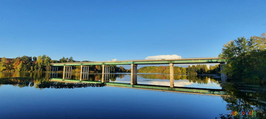 24 Septembre 2021 17H56 (Vue T1) Rivière Magog À Sherbrooke. Pont Jacques Cartier Est Un Miroir