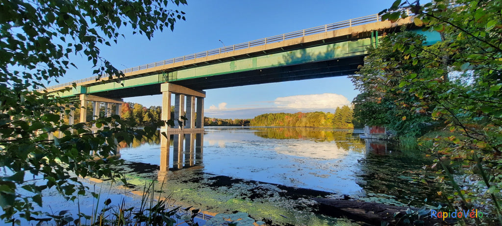 24 Septembre 2021 17H59 (Vue K1) Rivière Magog À Sherbrooke. Pont Jacques Cartier Est Un Miroir Bleu