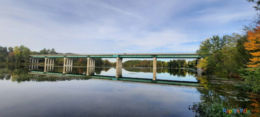 25 Septembre 2021 17H00 (Vue T1) Rivière Magog À Sherbrooke. Pont Jacques Cartier Est Un Miroir Bleu