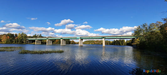 26 Septembre 2021 16H51 (Vue T1) Rivière Magog À Sherbrooke. Pont Jacques Cartier Ciel Bleu