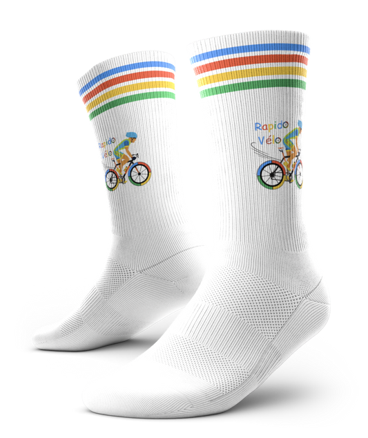 Bas Rapido Vélo: chaussettes blanches à motif cycliste et rayures arc-en-ciel, profits reversés à Moisson Estrie.