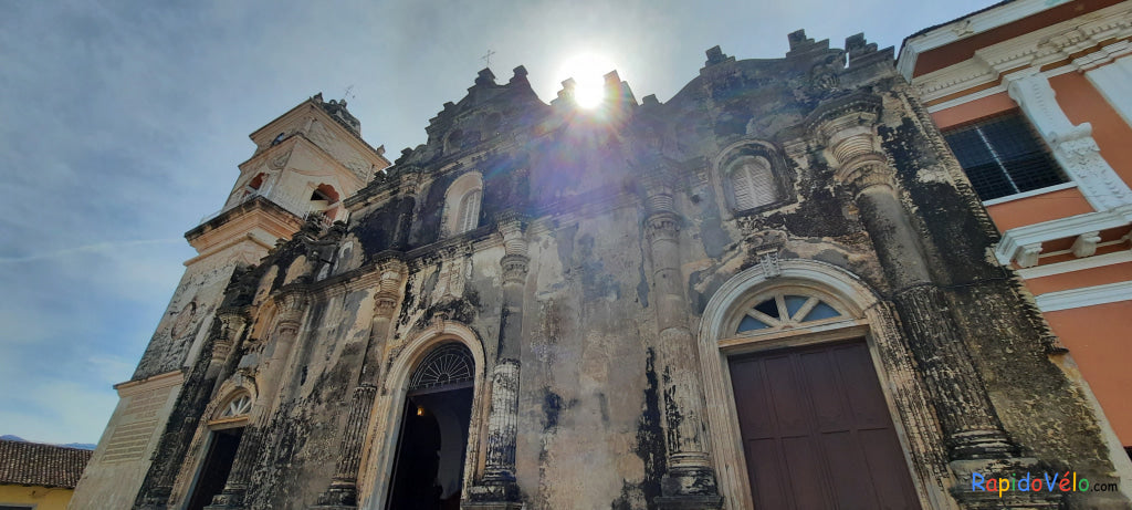 Église Ensoleillée À Granada Au Nicaragua.