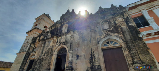 Église Ensoleillée À Granada Au Nicaragua.