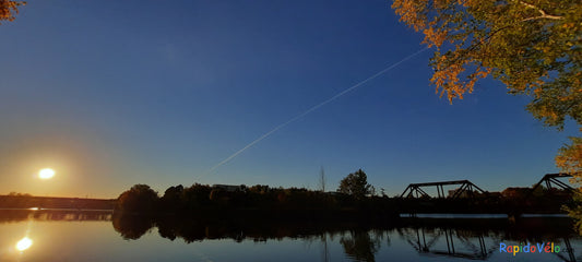 Le Soleil Et Le Pont Noir Du 6 Octobre 2021 17H42 (Vue 1)  Rivière Magog À Sherbrooke. Pont