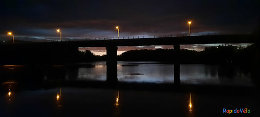 Noir Du 28 Août 2021 5H11 (Vue T1) Pont Jacques Cartier De Sherbrooke Et Rivière Magog. Les Lumières