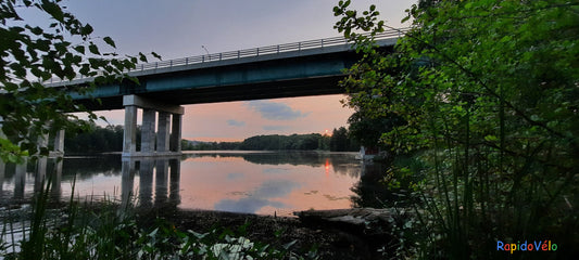 Soleil Rouge Du 25 Août 2021 6H30 (Vue K1) Pont Jacques Cartier De Sherbrooke Et Rivière Magog.